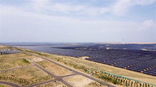 China builds photovoltaic 'Great Wall' in northern desert