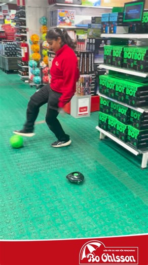 Bo Ohlsson i Tomelilla on Instagram: "⚽ Soccer Bot är här! ⚽ Träna som ett proffs och ha kul med den interaktiva fotbollsbollen som följer dina rörelser och räknar poäng. ✨ Tre hastighetslägen ✨ LCD-display ✨ Perfekt för lek inomhus 👉 Finns nu hos Bo Ohlsson – skynda innan de tar slut! #SoccerBot #Julklappstips #BoOhlsson #Tomelilla #LekOchSport"