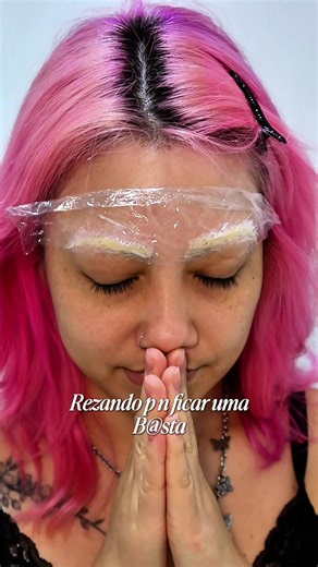 Achei que seria uma ótima ideia descolorir a sobrancelha e pintar de rosa… vou admitir que meio que amei kkkkk #sobrancelhadescolorida como descolorir a sobrancelha #sobrancelhacolorida #tutorialdesobrandelha
