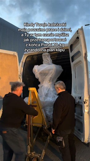 Jak przetransportować 70-kg żyrandol na plan?