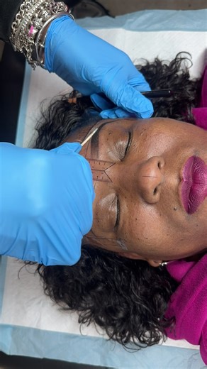 I map with a black pencil brow ruler so I can: • See clearly on deeper skin tones • Create real symmetry (not guessing) • Perfect the shape BEFORE it becomes permanent This step is what makes the final results hit every time 💅🏽 Details matter over here. #BrowMapping #OmbreBrows #PMUProcess #BehindTheBrows #MelaninFriendly