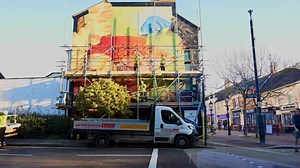 🤩NEW MURAL IN POOLE 👀How great does the new Philip Henry Gosse mural look at 58 High Street, Poole? ­­­­­The mural celebrates the biological research and art of Philip Henry Gosse, who lived on Skinner Street in the 19th century. He contributed to the study of marine life around England and was a pioneer in this field. This wonderful piece of art was created by Paintshop Studio & Gallery and is funded by Historic England and Poole BID, as part of the Poole High Streets Heritage Action Zone pro