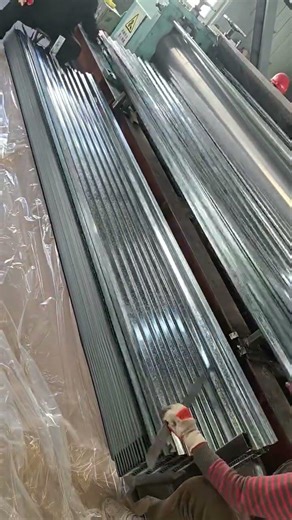 Tile press machine starts working! The moment galvanized corrugated sheets are formed.