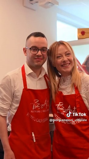 Oggi ho deciso di passare il primo maggio con dei lavoratori straordinari. Sono stata entusiasta di conoscere da vicino quella realtà unica al mondo che è PizzAut. Un progetto fatto di lavoro vero, talento, impegno, umanità e dignità. Un luogo in cui a tanti ragazzi nello spettro autistico non viene offerta solo un’occasione, ma un percorso concreto di autonomia, responsabilità e futuro. PizzAut è una di quelle esperienze che ti fanno toccare con mano quanto valore possa nascere quando si unisco