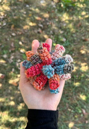 It’s popper time this week 😍🤭 #crochetgirl #hairaccessories #tiktokcrochet #crochettok #crochetaccessories