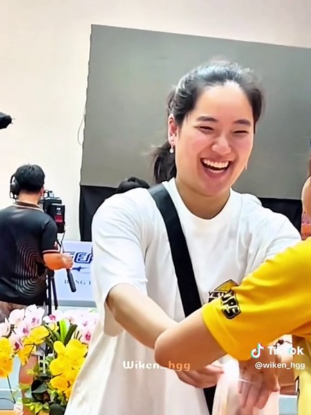 Mí bà biết bình yên là gì không 🥹 - Là ngắm mấy bả cười như này nè💗 tui đã gói gọn hết sự bình yên đó gửi gắm ở video này bởi vì cho dù mô tả quài tui cũng không thể nói hết bằng lời được~ #kayleightruong #kaylynnetruong #truongthaomy #truongthaovy #truongtwins #tiktok#tiktokt #viral #xh #xuhuong #xuhuongtiktok