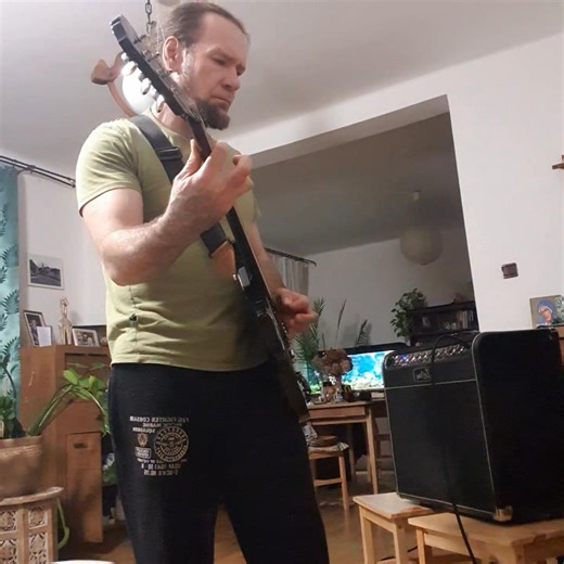 Mój anti war song , kawałek " bullet the blue sky " - U2 , w wersji P.O.D , zagrane na ucho ale się dziele , i pozdrawiam | Mariusz T Magdowski