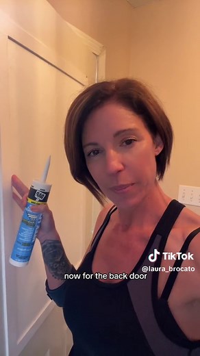 Caulking Tips: Choosing Between White and Black Caulk