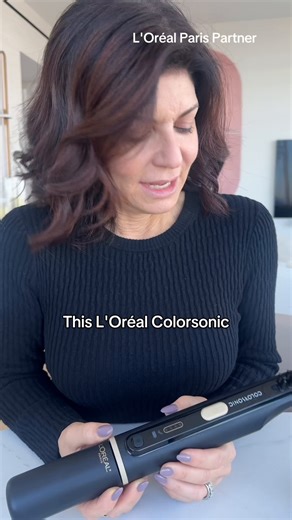 Colorsonic takes the mess out of hair color! With 100% gray coverage and 20 shade to choose from, your new favorite hair color is here! Make hair color easy today with the Colorsonic device. @tamsenfadal in shade 5 #COLORSONIC | L'Oréal Paris