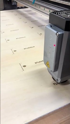 Gravure laser en cours dans notre atelier 🥽 #lasergravure #gravure #cnc #bois