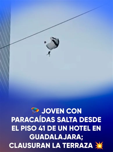 💥🪂 Impactante salto en Guadalajara: un joven se lanzó en paracaídas desde la terraza Rooftop Bar 360 del Hotel Riu Plaza. Autoridades calificaron el salto como irresponsable y peligroso, pues puso en riesgo a peatones y automovilistas en una de las zonas más transitadas de la ciudad. ⚠️ #Tiktokinforma #tiktokmehizover #viral #Jalisco #México
