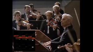 Saludos a todos, les comparto otra excelentísima interpretación con partitura gráfica, ojalá les agrade. - Composición: Antonio Vivaldi, The Four Seasons, Winter, Allegro, Opus 8, RV 297. - Violinista, Anne Shopie Mutter(violín Stradivarius Lord Dunn-Raven de 1710). - Herbert Von Karajan, director y primer clavecín. - Orquesta Filarmónica De Berlín. | The violinist