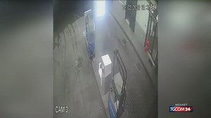 Napoli, rapina violenta a un benzinaio: il video shock