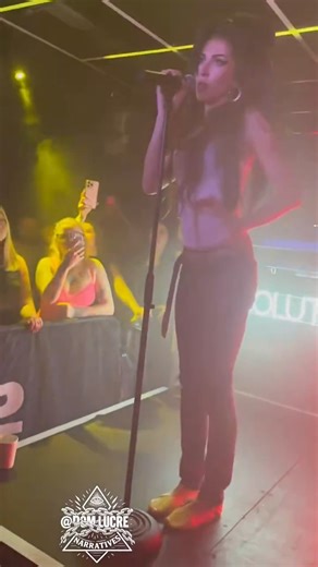 This British singer is going viral for eerie resemblance to Amy Winehouse. | David Wolfe