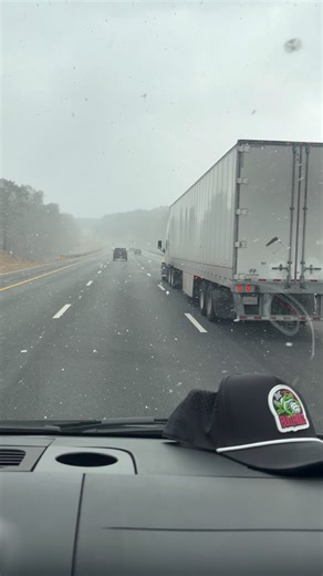 Snowing just outside of Atlanta earlier this morning. 🎥 Wes Franks | Stephanie Walker WVTM 13