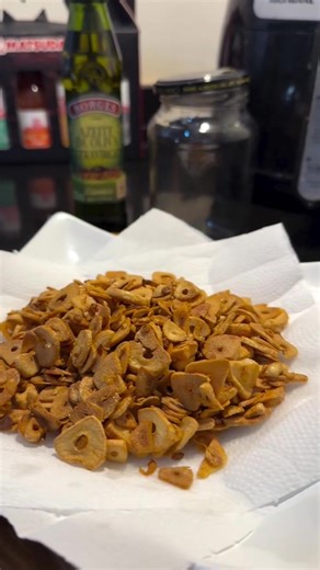 Alho frito conservado no azeite 👊🏽 para Saladas/ Legumes e Carnes 💥 #fyp #viral #viralvideo #fypシ゚ #comida Fritar o alho no óleo (cuidado para não queimar o alho), assim que dourar colocar em um pote com azeite e já pode usar! Colocar em cima de saladas/ legumes ou em carne já pronta 👊🏽👊🏽 receita de restaurantes 💥