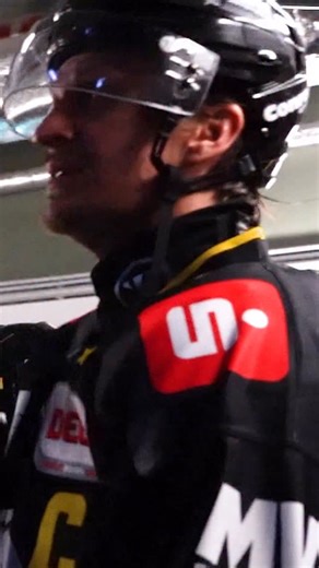 Eishockeytraining – check! ✔️ Zahnarzt – check! ✔️ Omas Geburtstag – check! ✔️ Straßenbahnderby – double check! ✔️😎 Mit dem Wandkalender 2026 unserer Gesundheitspartnerin @pronovabkk startet ihr top vorbereitet ins neue Jahr! Limitiert und nur beim Heimspiel am Sonntag – also Augen auf! 👉👀 | Krefeld Pinguine