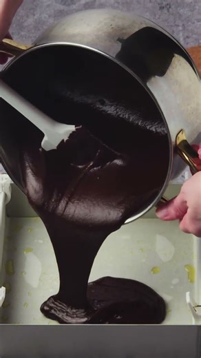 The fudge my friends can't stop eating is easier than it looks #christmas #holiday #fudgerecipe