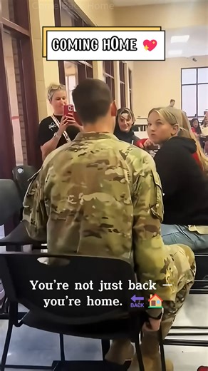 He said nothing. Just opened his arms and they ran into them crying No dijo nada. Solo abrió los brazos y ellos corrieron hacia él llorando #Reunion #Respect #welcomehome #MilitaryHomecoming #TearsOfJoy | Come Back Home