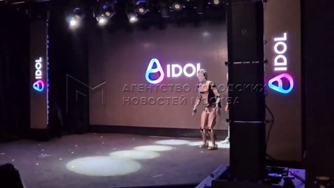 Robot umanoide russo AIdol cade sul palco a Mosca durante la presentazione ufficiale