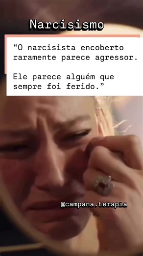 O narcisista encoberto raramente se mostra como alguém agressivo. Ele se apresenta como alguém que foi injustiçado, mal compreendido… alguém que sempre sofreu. No começo, isso desperta compaixão. Você quer acolher, entender, ajudar. Mas aos poucos algo muda. Toda conversa termina do mesmo jeito: você pedindo desculpa… mesmo quando a dor era sua. Ele conta a própria história de forma que sempre pareça o mais ferido da relação. E assim, sem perceber, você começa a carregar uma culpa que nunca foi 