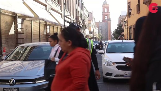 El Candidato MX on Instagram: "#SLP | ⚠️UN HÉROE UNIFORMADO, CARLOS ALBERTO HERNÁNDEZ, RECONOCIDO COMO POLICÍA DEL AÑO TRAS SALVAR LA VIDA DE UN OPERADOR DE TRANSPORTE👮🏽‍♂️👏🏼🚔 #Policía #SanLuis #Galardón 🚨Miembro de la policía vial de la capital, tras 28 años de trabajo este 2025 fue reconocido como policía del año luego de salvarle la vida a un chófer de transporte público. Vídeo completo⤵️"