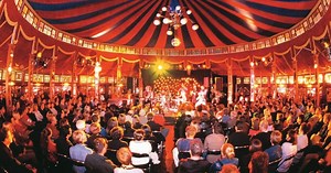 Spiegeltent strijkt weer neer op dorpsplein: van optredens en comedy tot seniorennamiddag en salsa dansen