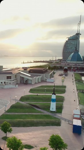 ATLANTIC Hotel Sail City on Instagram: "🚁✨ Entdeckt die wunderschöne Hafenstadt Bremerhaven aus einer ganz neuen Perspektive! Vom @atlantichotelsailcity aus über die beeindruckenden Havenwelten – vom @deutsches.auswandererhaus bis zum @zooammeer – unsere tolle Drohnenaufnahme bringt euch die Küstenstadt mitsamt seiner Sehenswürdigkeiten spektakulär näher. Wann kommst du Bremerhaven entdecken? 🌇 . . . . . #atlantichotels #atlanticexplorer #luftigeeinblicke #bremerhavenvonoben #SailCity #urlaubi