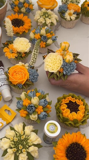 I’ve always dreamed of creating beautiful stemmed florals, especially elegant, cascading drop flowers, on my cupcakes! 🌸 It once felt impossible to make them look that good and taste amazing… until now. Introducing my Stemmed Garden Tutorial 💐 ,where every stem is as delicious as it is stunning. These beauties are quick to make and will completely elevate your buttercream flower game! 🌷www.kerrysbouqcakes.co.uk | Kerry's Bouqcakes