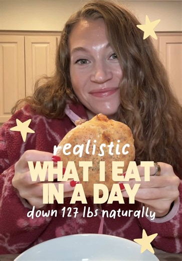 2,013 cals | 169g protein | 40g fiber ✨realistic what I eat in a day ✨ -127 lbs naturally ✨RECIPES👇 🎂 Birthday Cake Protein Fluff ☁️ - 50g nonfat plain Greek yogurt - 5g Ryse jet puffed birthday cake loaded protein powder Mix well until fluffy. Pop on a rice cake. Add sprinkles. 🍗 Chicken Parm Buns 🥖 Makes 2 chicken parm buns. Bun dough: - ﻿﻿1 cup (120g) all-purpose flour - ﻿﻿1 tsp baking powder - ﻿﻿pinch salt - ﻿﻿1 cup (220g) @good culture cottage cheese (I blend mine before measuring it ou