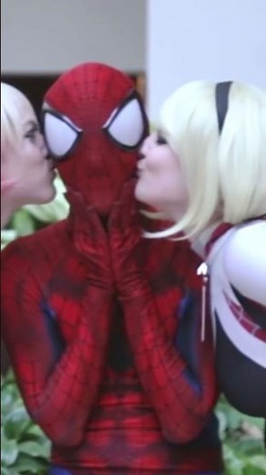 Spider-Gwen & Deadpool KISS Spider-Man @ ComicCon!