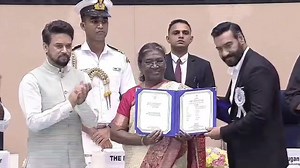 7.9M views · 656K reactions | 68th National Film Award for Best Actor conferred on : ◾#AjayDevgan (for Tanhaji: The Unsung Warrior) ◾#SuriyaSivakumar (for Soorarai Pottru) #NationalFilmAwards | All India Radio News | Facebook