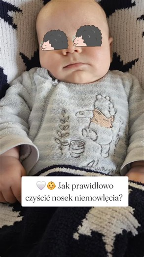 Natalia Makowska | dietetyk kliniczny | psychodietetyk on Instagram: "🤍👶 Jak prawidłowo czyścić nosek niemowlęcia? 👶🤍 Mały nosek łatwo się zatyka, a niemowlę oddycha głównie przez nos – dlatego delikatna higiena jest bardzo ważna 🌬️ ✔️ Używaj soli fizjologicznej lub wody morskiej dla niemowląt ✔️ Zakrapl 1–2 krople do każdej dziurki, najlepiej przed karmieniem lub snem ✔️ Gdy trzeba, usuń wydzielinę aspiratorem lub gruszką (z wyczuciem!) ✔️ Czyść nosek regularnie, ale bez przesady ❌ Nie uży