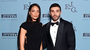 Elodie ammaliante accanto a Iannone (serissimo) sul red carpet del calendario Pirelli 2025