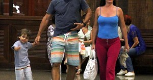 Luma de Oliveira passeia com namorado e criança; veja fotos