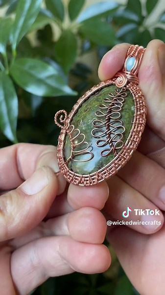 Here’s a glimpse at how I make my wire ferns! 🌿 I love making tiny decorative elements out of wire, & I think I’ve gotten a lot better at it in the last year or so! It’s tricky to fit lots of detail on small surfaces like these gemstones, but so much fun! I first came up with this design in the spring when I started noticing all of the wild ferns unfurling new growth. Those ferns are all starting to turn brown & droopy right about now, but this one will stay green year-round! 🥰 This piece was 