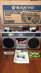 这么新的三洋9805录音机你见过没有？80年代的经典单卡手提式收录机，玩过的请点赞👍🏻#老物件老情怀 #7080后的回忆 #抖音小助手 #收录机 #一代人的回忆 #怀旧录音机 #三洋9805#三洋9805录音机