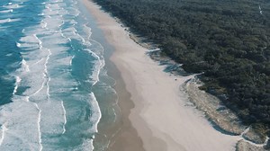 5 de noviembre - Día Mundial de Concienciación sobre los Sunamis Un tsunami o sunami es una sucesión de olas gigantescas causadas por alguna perturbación bajo el agua. Normalmente se produce por un terremoto en el fondo del océano, aunque también pueden ser provocados por derrumbes en la costa, erupciones volcánicas, deslizamientos de tierras submarinas o incluso el impacto de un meteorito en el mar. | Comunicación Radio UABCS | Facebook
