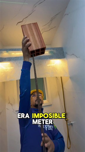 Cómo remodelar un baño pequeño y lograr un acabado de lujo (Paso a paso) 🛠️🚿✨ Si tienes poco espacio en casa y estás buscando ideas para baños modernos, tienes que ver este proceso de construcción. Pasamos de una estructura básica de ladrillos, varillas y cemento, a una división elegante con nichos de madera, luces LED ocultas y un acabado en porcelanato que parece de un hotel de 5 estrellas. Este tipo de trabajos de albañilería fina y diseño de interiores es perfecto si quieres optimizar cada