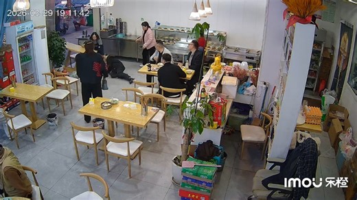 Man collapses in restaurant in Sichuan, China