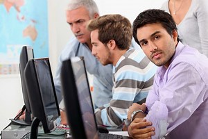 Pourquoi peut-on avoir les yeux rouges après le travail devant écran ?