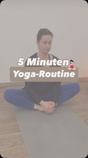 Wenn du morgens nur 5 Minuten hast — mach sie wertvoll.🙏🏼 Eine kurze Yoga-Routine kann deinen ganzen Tag verändern: mehr Energie, bessere Stimmung, weniger Verspannung und ein Gefühl von “ich hab heute schon etwas für mich getan”. 💜🙏🏼 Dein 5-Minuten-Flow 1️⃣ Side to Side – mobilisiert die Wirbelsäule, öffnet die Flanken & weckt den ganzen Körper sanft auf 2️⃣ Rotation im Vierfüßlerstand – Mobilisiert die Wirbelsäule und deine Schultern. Das kannst du 30 Sekunden pro Seite machen oder natürl