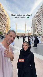 🇸🇦 So much confusion, but fact is that non-Muslims are welcome in Madina. The only place were non-Muslims can't travel in Saudi Arabia is the holy city of Mecca. However, even when visiting Madina as a non-Muslims you are not allowed to visit the Prophets Mosque Al Masjid an Nabawi, the one you see in the background. Of course, we respect that rule and did not enter the mosque. We even met some people that recognized us from social media in front of the mosque that welcomed us to Medina. It wa