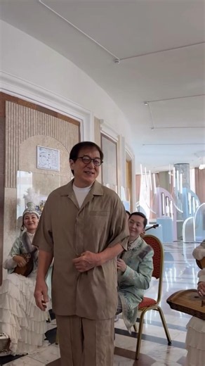 Jackie Chan sings Teresa Teng's 1977 hit in Kazakhstan 🇰🇿