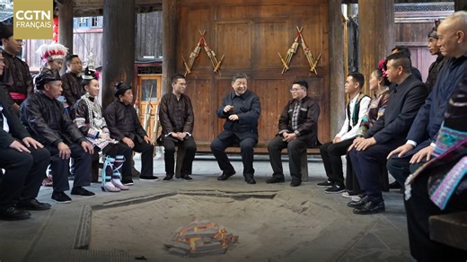 Discussion dans la tour du Tambour, Xi Jinping : "Je vous souhaite de mener une vie de plus en plus prospère" Xi Jinping, secrétaire général du Comité central du Parti communiste chinois, a effectué une visite d'inspection lundi après-midi dans le district de Liping, dans la province chinoise du Guizhou (sud-ouest). Lors de sa visite au village Dong de Zhaoxing, M. Xi s'est assis autour d'un foyer avec des villageois pour discuter de la revitalisation rurale globale. L'échange s'est tenu dans un
