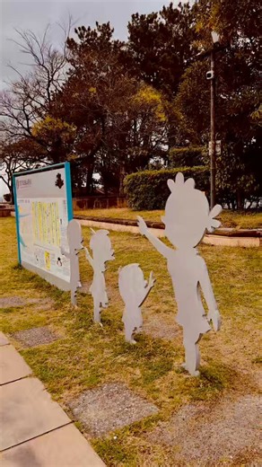 長谷川町子が「サザエさん」のキャラクターや物語を思いついた場所は、福岡県福岡市早良（さわら）区の百道（ももち）の海岸です。   福岡市早良区西新から百道浜あたりにかけての海岸沿い。 戦争中に福岡に疎開していた長谷川町子が、 夕暮れに海辺を散歩しながら、家族や近所の人々を ヒントにしてキャラクターを生み出しました。 現在、このエリアは「サザエさん通り」と呼ばれており、西新の「磯野広場」には、サザエさん、カツオ、ワカメの銅像が建立されています。#ももち浜#サザエさん通り#福岡タワー