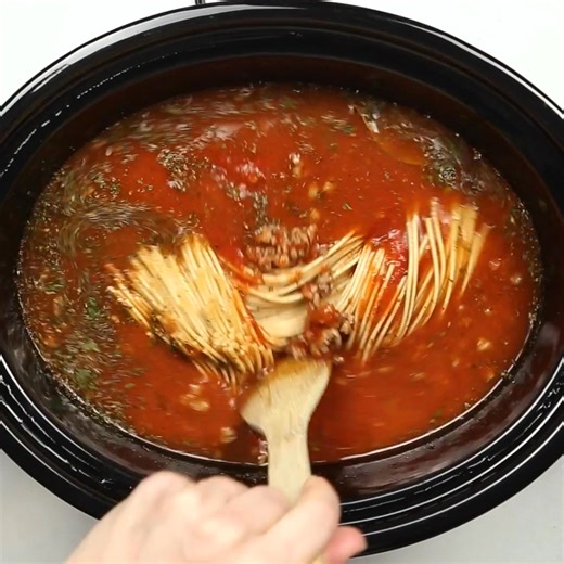 This Slow Cooker Spaghetti recipe lets you cook the pasta and sauce all together in your crockpot. Spaghetti night doesn’t get any easier! RECIPE: https://www.yellowblissroad.com/crockpot-spaghetti/ | Yellow Bliss Road