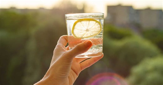 Boire du jus de citron à jeun permet-il de perdre du poids ? Une diététicienne répond