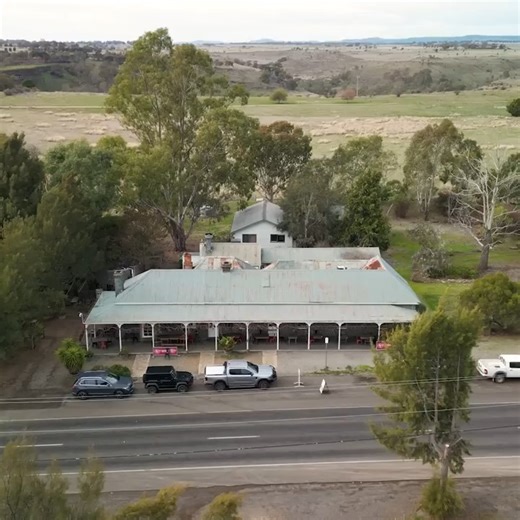 🍻 The Legends of the Redesdale Hotel – FULL VIDEO OUT NOW! 🍻 Step inside one of Victoria’s oldest pubs and meet the legends who’ve kept its spirit alive for more than 170 years. From bushranger tales and floods to the locals who refused to let it fade away — the Redesdale Hotel has seen it all. This short video celebrates the heart, humour and history of a true country icon. Don’t miss the stories, the laughter, and the locals who make this pub one of a kind. 👉 Watch the full story now on You