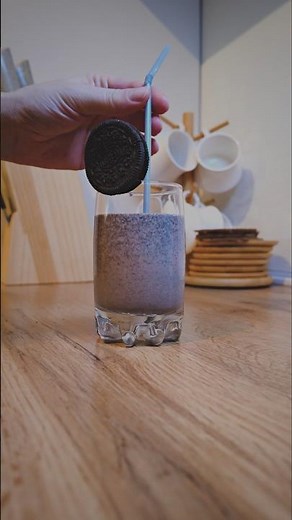 The Easiest Oreo Milkshake Ever 🍪🥛